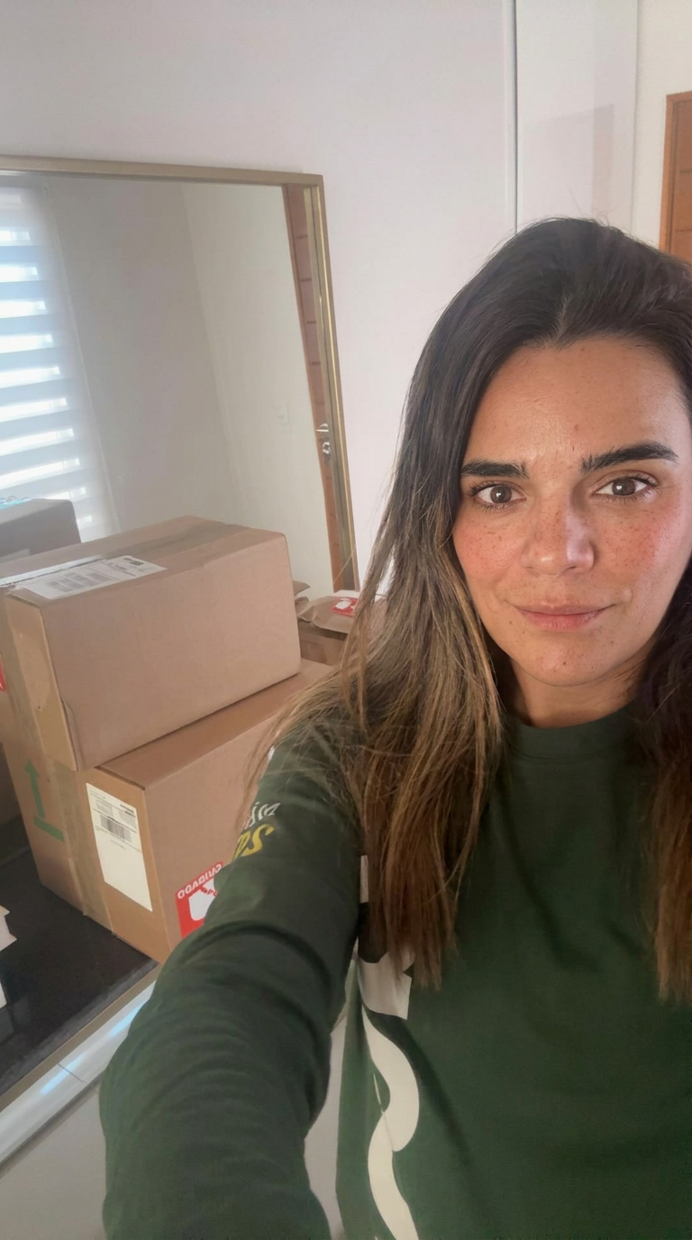 Mariana Franco, instructora de Mapa de Despegue, junto a cajas de envíos de Amazon